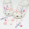 Encantos lindos de dibujos animados para zapatos con varios agujeros, decoraciones versátiles de resina para zapatos, mariposa, burbuja, flor, animales, charms decorativos al por mayor