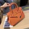 Bolsa de mão de luxo transfronteiriça, bolsa transversal para mulheres, novo modelo com fecho, bolsa de ombro versátil, padrão lichia, bolsa de alta qualidade para o dia a dia