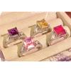 Anillo Seiko Retro de Alta Gama de Corindón Rojo con Incrustaciones de Diamante de Alto Carbono Diamante Púrpura Simple Princesa Cuadrado Color Tesoro Anillo de Diamante para Mujer