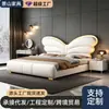 Cama tapizada de lujo ligero estilo italiano con forma de mariposa, cama doble de madera maciza para uso doméstico con mesita de noche inteligente