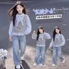 Conjunto de roupa para meninas para primavera e outono: Colete, camisa e jeans estilo coreano, um conjunto de três peças moderno para crianças mais velhas