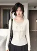 Camiseta de renda off-white estilo francês com decote V e mangas compridas para mulheres, perfeita para o verão e início do outono, uma peça base deslumbrante e atraente com amarração