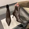 Botas de tornozelo femininas de salto alto e bico fino com zíper traseiro, nova coleção outono/inverno 2025, couro envernizado preto, estilosas e que afinam