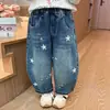 Jeans rasgados estilo urbano para niñas y niños, nuevo estilo Otoño 2026, ropa de otoño súper linda para niños, pantalones de pierna curva para bebés niñas, para usar en salidas