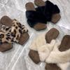 Chinelos de Pelo da Moda, Populares Online, Tiras Cruzadas Estilo Chanel Retrô para Uso Externo Feminino, Novos 2026 Estampa de Leopardo Chinelos de Algodão Versáteis com Solado Macio