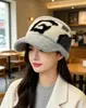 Gorra de felpa cálida de pico de pato para otoño e invierno para mujer, estiliza el rostro, versátil, moderna, para circunferencia de cabeza grande, gorro de punto, venta al por mayor de moda