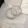 Permítanme deslumbrarlos con estos Pendientes de Aguja Plateada del Mismo Estilo, Pendientes de Aro Redondos Lisos Estilo Europeo y Americano, Aros Estilo Minimalista, Pendientes con Sensación de Lujo Ligero y Gama Alta para Mujer