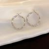 Aretes Redondos Asimétricos de Aguja de Plata, Estilo Sencillo y Fresco, Aretes de Moda Europeos y Americanos, Lujo Accesible y Aretes de Gama Alta para Mujeres