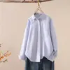 Colección Otoño 2026: Camisa de mujer estilo japonés de tela Oxford a rayas con bolsillos, cuello de punta, manga larga, estilo cárdigan