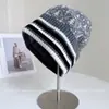 Gorro de Punto Jacquard Navideño 100% Lana de Oveja para Mujer Otoño e Invierno Cálido Gorro de Lana Punta Retro Rayas en Contraste