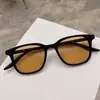 Óculos de Sol Quadrados Personalizados Novos 2024 Retrô Amarelos Moda Masculina Armação Pequena Fosca Óculos Tendência Femininos Óculos de Sol Bicolores
