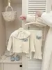 Conjunto Duas Peças Cardigan Canelado + Calça Longa Levemente Flare INS Primavera e Outono para Crianças 2026 Outono Inicial Estilo Coreano Roupa para Passeio para Bebês Meninas
