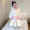 Pijama infantil com capuz, estilo novo, espessado em fleece de coral, para outono e inverno, roupa de casa para crianças