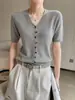 Cardigan de botões em Tencel com design único e gola V, em tecido texturizado e respirável, jaqueta elegante de manga curta para primavera e verão com toque de alta qualidade