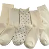 Calcetines de Estilo Coreano para Mujer de Primavera y Otoño, Versátiles de Estilo Universitario, Calcetines Cortos Lindos de Color Sólido, Calcetines Cómodos Bordados para Mujer, Calcetines Juveniles de Media Pantorrilla