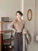 Camiseta gris para mujer, nuevo estilo 2026, adecuada para usar en capas o sola, cuello redondo, corte ajustado, favorecedora, top de manga larga para principios de otoño, camiseta básica de color liso