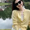 Jaqueta Cardigan de Tricô Amarela de Manga Longa Feminina 2025 Primavera e Verão Nova de Alto Padrão com Temperamento Casual Emagrecedor Tricô Top