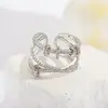 Anillo de Luz de Zirconia Incrustada en Oro Real Chapado en Cobre Transfronterizo Europeo y Americano Lujo Ligero Sensación de Alta Gama Anillo para el Dedo Joyería de Mano Versátil Fabricante Venta al por Mayor en Stock