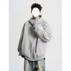 Moletom cardigã com capuz estilo americano para homens, apresentando um design desconstruído moderno, modelagem solta, cor cinza, estilo esportivo casual e um visual cool e ousado com zíper