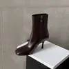 Botas curtas estilosas e simples estilo britânico de 8cm, novo modelo outono e inverno 2026, bico redondo, salto fino, zíper lateral, botas femininas de salto alto