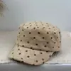 Sombrero octagonal de ala plana con lunares estilo coreano, perfecto para otoño e invierno, adecuado para cabezas grandes, dulce y favorecedor, hace que la cara se vea más pequeña, un sombrero nuevo y versátil que da una apariencia juvenil