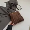Bolso pequeño cuadrado vintage estilo francés con borlas para mujer, nuevo de alta moda para verano 2026, bolso de hombro cruzado para el trabajo y los desplazamientos
