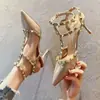 Sandalias de tacón alto con punta fina, tacón de aguja, remaches para mujer, nuevo estilo de verano, punta cerrada, tira en T, zapatos de charol de moda y versátiles para mujer