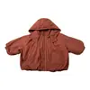 Chaqueta de algodón con capucha para niña con ribete de volantes, nuevo estilo invierno 2026, atuendo de otoño moderno y elegante, abrigo de algodón casual súper lindo
