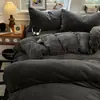 Nuevo juego de ropa de cama de terciopelo de leche de alta densidad, minimalista y sin marca para 2026, de tres o cuatro piezas, que incluye una funda de edredón, para uso doméstico, con un diseño más grueso y amigable con la piel