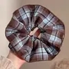Goma para el pelo de encaje francés, un accesorio para el cabello de alta gama para mujer, perfecto para crear un moño o una cola de caballo elegante. Es un coletero delicado y elegante, disponible en tamaño grande