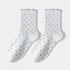 Meias femininas de cano médio com renda de bolinhas retrô, meias fofas e estilosas com acabamento floral para outono e inverno, meias femininas da indústria de meias de Zhuji