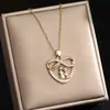 Novo Colar de Trevo de Quatro Folhas Estilo Coreano com Zircônia Microincrustada em Aço Titânio para Mulheres, Banhado a Cobre com Ouro Real, Corrente de Clavícula Tendência