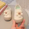 Sapatos para bebê menina 6-12 meses sapatos de bebê 2025 outono novo estilo sapatos para andar sola macia tênis da moda para bebês e crianças pequenas