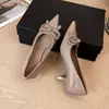 C688-1 Zapatos de tacón bajo puntiagudos con hebilla de pedrería metálica, versátiles mocasines de gamuza poco profundos para ir al trabajo, zapatos de mujer