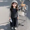 Conjunto de otoño para niña 2026 nuevo y elegante conjunto de tres piezas a rayas estilo coreano para niñas pequeñas, conjunto infantil moderno para primavera y otoño