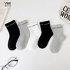 Calcetines infantiles Yishuangshuang, nuevos calcetines de media caña de la serie miu de otoño e invierno con letras de moda, calcetines estudiantiles de algodón peinado en blanco y negro para niñas