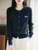 Cardigan de tricô retro estilo coreano com blocos de cor, falso duas peças, gola redonda, manga longa para mulheres, jaqueta top elegante com botões, canelado e bordado