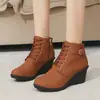 Botas de cuña de moda para mujer, talla grande, decoración de hebilla de cinturón, botines, nuevo estilo Otoño e Invierno 2026, cremallera lateral, Botas Martin de gamuza