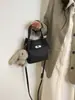 2026 Nueva Bolso Cruzado Pequeño de Moda Estilo Chanel con Patrón de Lichi para Mujer con Colgante de Conejo de Felpa de Alta Gama Bolso Cubo de Hombro