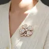 Broche de Trébol con Pedrería de Moda Estilo Europeo y Americano Flor de Encaje de Diente de León Broche Versátil de Gama Alta