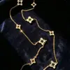 Collar largo de suéter con trébol de cuatro hojas y diseño floral múltiple de nácar para mujer, lujo ligero, sensación de alta gama, versátil para ir al trabajo, cadena para la clavícula