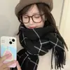 Bufanda de Cuadros Estilo Británico para Mujer 2025 Invierno Nueva Moda Atmósfera de Alta Gama Bufanda Gruesa con Borlas Al por Mayor