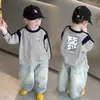 Camiseta de manga larga para niño, nuevo estilo primavera y otoño, casual y versátil, con cuello redondo estiloso, bloques de color, camiseta básica moderna para niños mayores