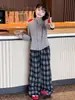 Conjunto de Primavera y Otoño para Niñas 2026: Conjunto de Dos Piezas a Cuadros de Moda y Sudadera Cardigan de Cuello Alto Ajustada para Niños Mayores