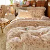 Conjunto de quatro peças de renda estilo Hepburn francês Classe A, apresentando uma colcha e jogo de lençóis de veludo de leite espessado e acolchoado, além de um conjunto de três peças de fleece de coral