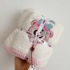 Toalla de baño de oso de fresa, conjunto de dos piezas, dibujos animados bordados, verano, funda pequeña, suave, absorbente, forro polar coral, manta pequeña
