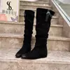 Botas plisadas estilo retro con hebilla para mujer, que aumentan la altura, versátiles, adelgazantes, botas altas, botas de montar planas, botas ajustadas