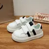 Elegantes tenis blancos para niñas, nueva colección otoño/invierno 2026, con cierre de velcro, suelas suaves y diseño de rayas versátil para uso casual