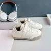 Sapatos Brancos Infantis 2026 Novidades Primavera e Outono Sapatos Esportivos Casuais para Meninos Sapatos Macios de Solado para Bebês e Crianças Pequenas Sapatos de Treino Alemães para Crianças Maiores