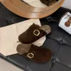 Mules femininas fechadas para uso externo estilo Birkenstock com sola grossa para aumentar a altura, novo modelo outono e inverno 2026, sandálias slip-on extremamente estilosas